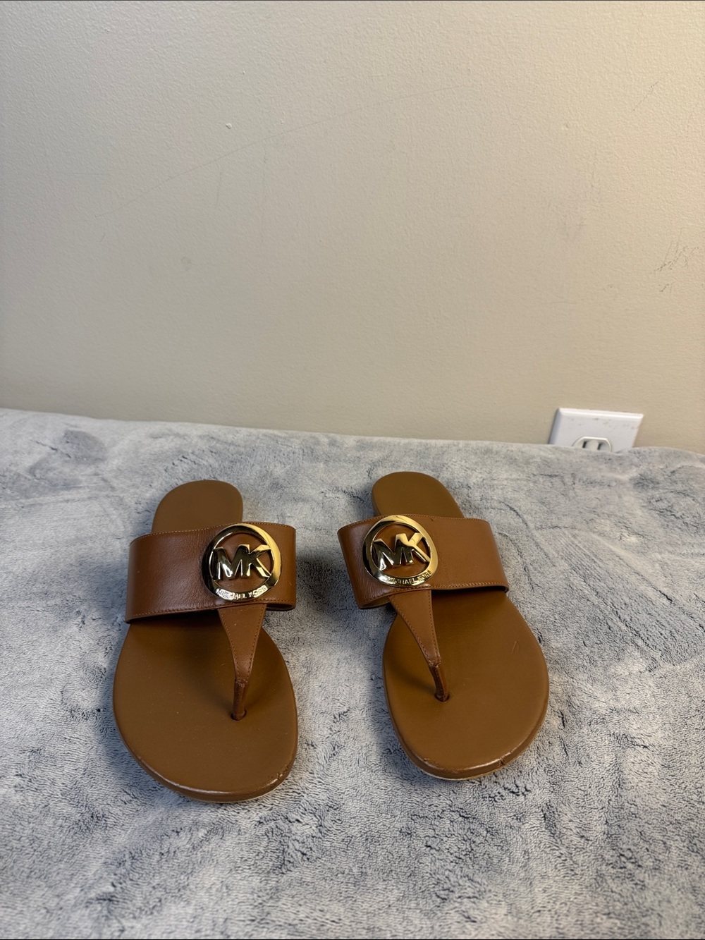 Michael Kors Gold Circle Medallion Leather Thong Slide Sandals - Camel - Size 7